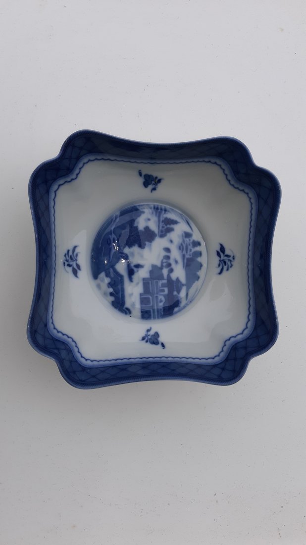 Mottahedeh Blue Canton Square Bowl HC126: Mottahedeh Blue Canton Square Bowl HC126 no damage from estate 6 1/2" wide beautiful! see pics marked on bottom
