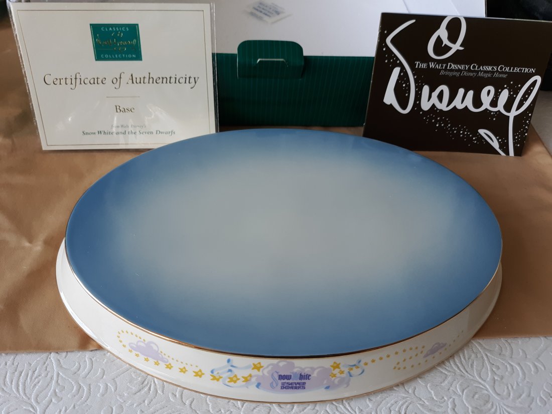 WDCC snow white base #4004676 in box w/coa Disney: from estate collector in orig box with coa and booklet sculpture #4004676 Walt disney can display any piece on it but several have used #4004515 we have listed in separate listing see pics this is onl