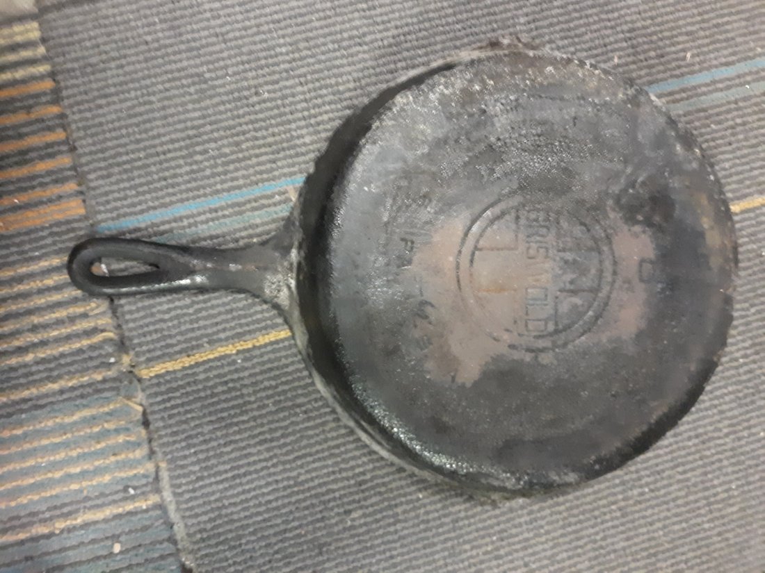 antique Griswold #8 skillet frying pan (1 of 3)
