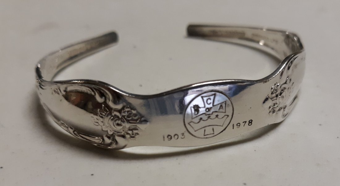 vtg silver bracelet 1972 wm rogers: beautiful silverplate in excellent condition adjustable by bending to fit most see pics
