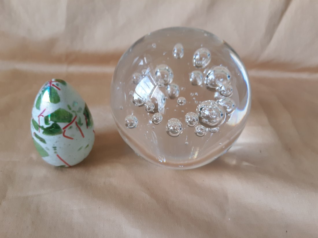 paperweights controlled bubble & egg lot of 2 (1 of 3)