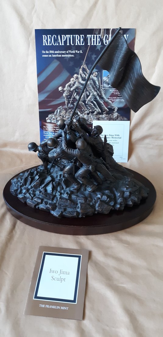 Raising the flag on Iwo Jima Bronze Sculpture (1 of 4)