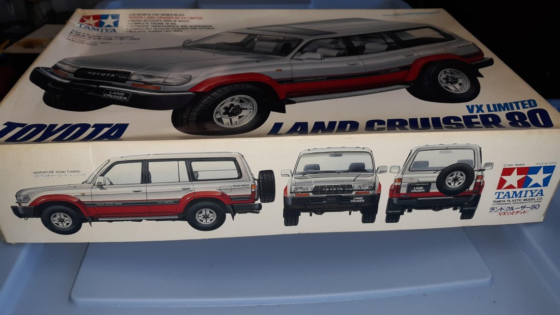 Toyota Land Cruiser VX Limited Model By Tamiya: Toyota Land cruiser VX limited model 1/24 by tamiya in original box looks to have everything there see pics