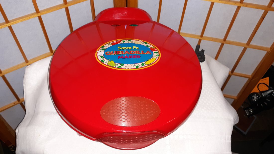Santa Fe Quesadilla Maker QM2SFR VG Condition: Santa Fe Quesadilla Maker QM2SFR vg used Condition, from estate great for RV or Camping! see pics