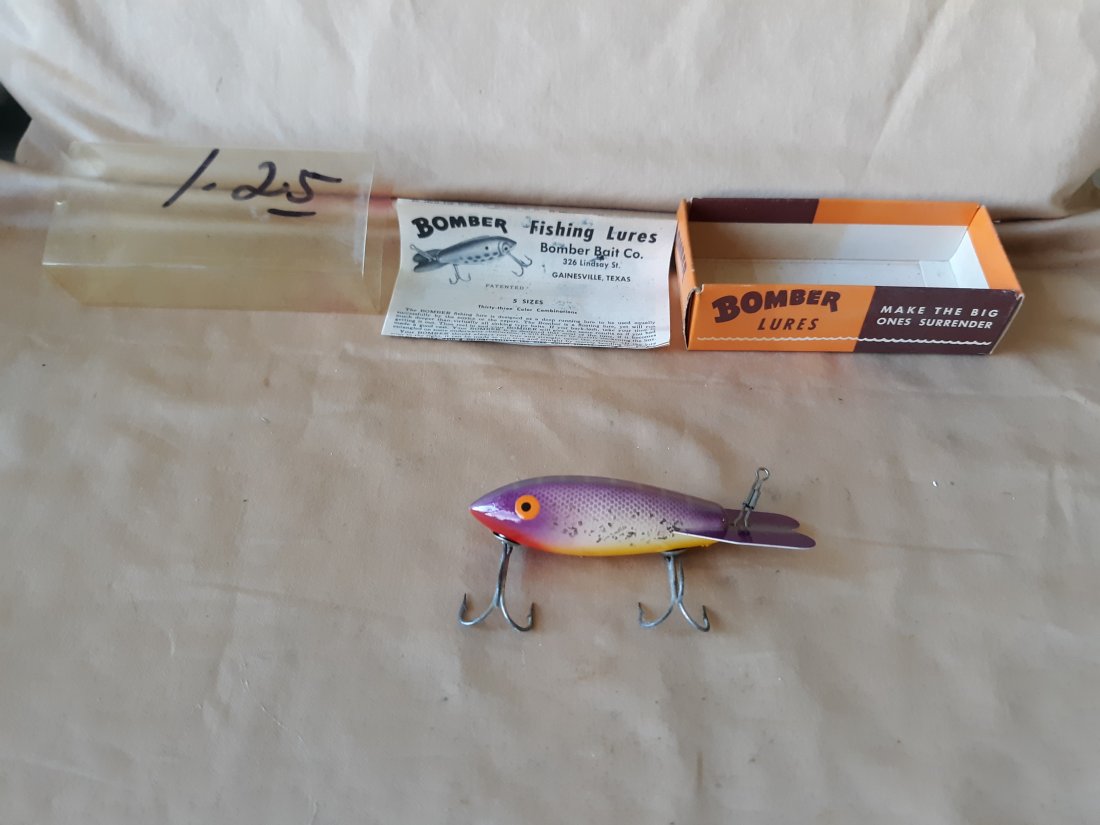 bomber bait co purple back silver sparkle #600 lure Mint!: this looks near mint one light rub spot in orig box larger 4" lure has brochure in it too see pics bomber bait co purple back silver sparkle #600 lure Mint!