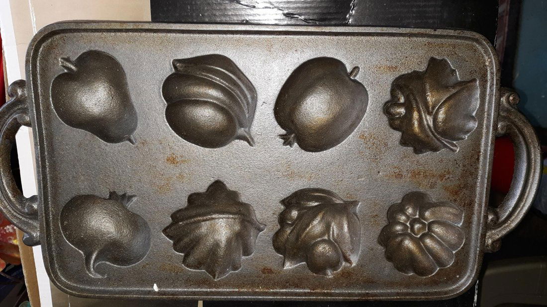 Cast Iron Baking Mold John Wright: John Wright Cast Iron baking Mold 15" long from handle to handle very good used condition see pics