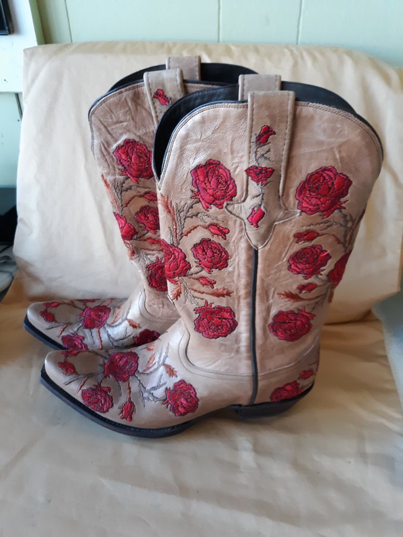 lucchese western M5645 natural tan rose stitch boots: lucchese western M5645 natural tan rose stitch bootsgorgeous rose stitch boot size 9B looks like only worn once see pics
