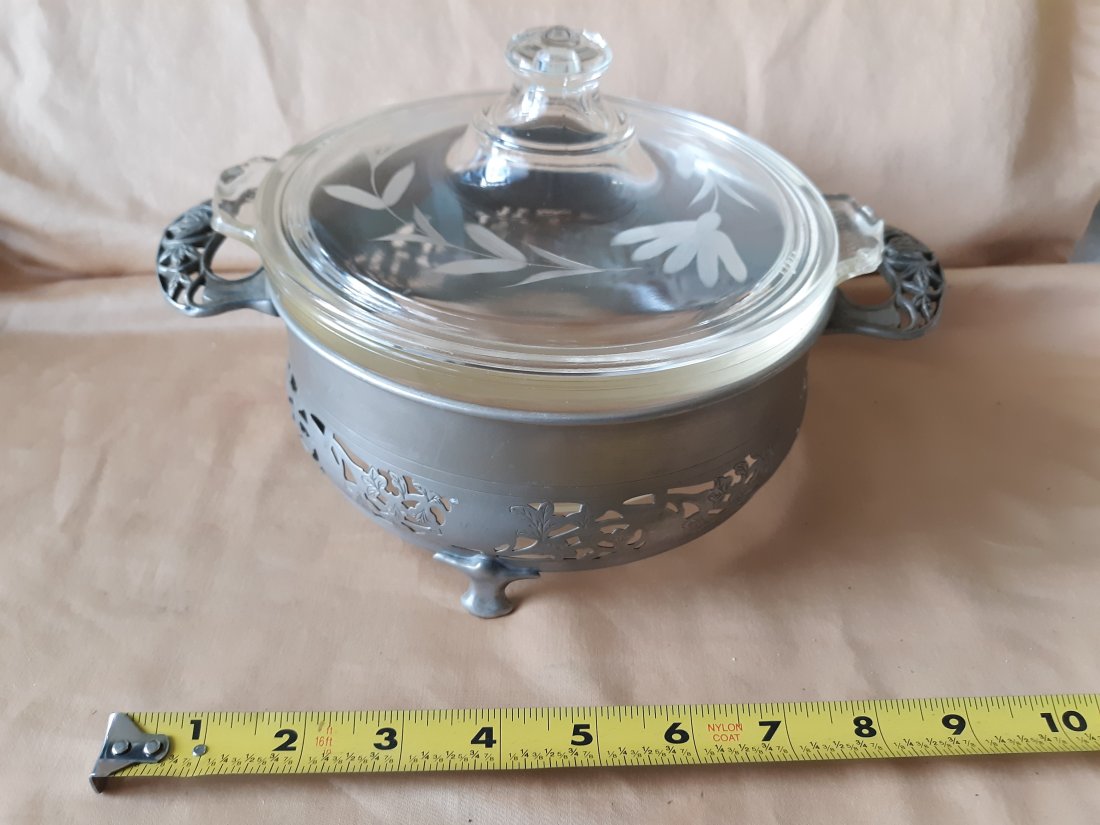vtg Pyrex round engraved dish w/ carrier (1 of 3)