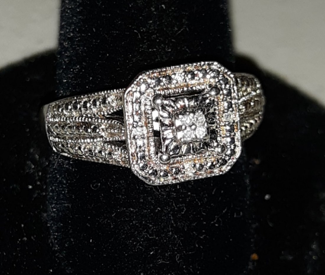 gorgeous art deco ring with diamonds sz 7: beautiful estate ring antique deco style sterling ring size 7 with 4 center diamonds and 4 outside diamonds (tested diamonds) see pics