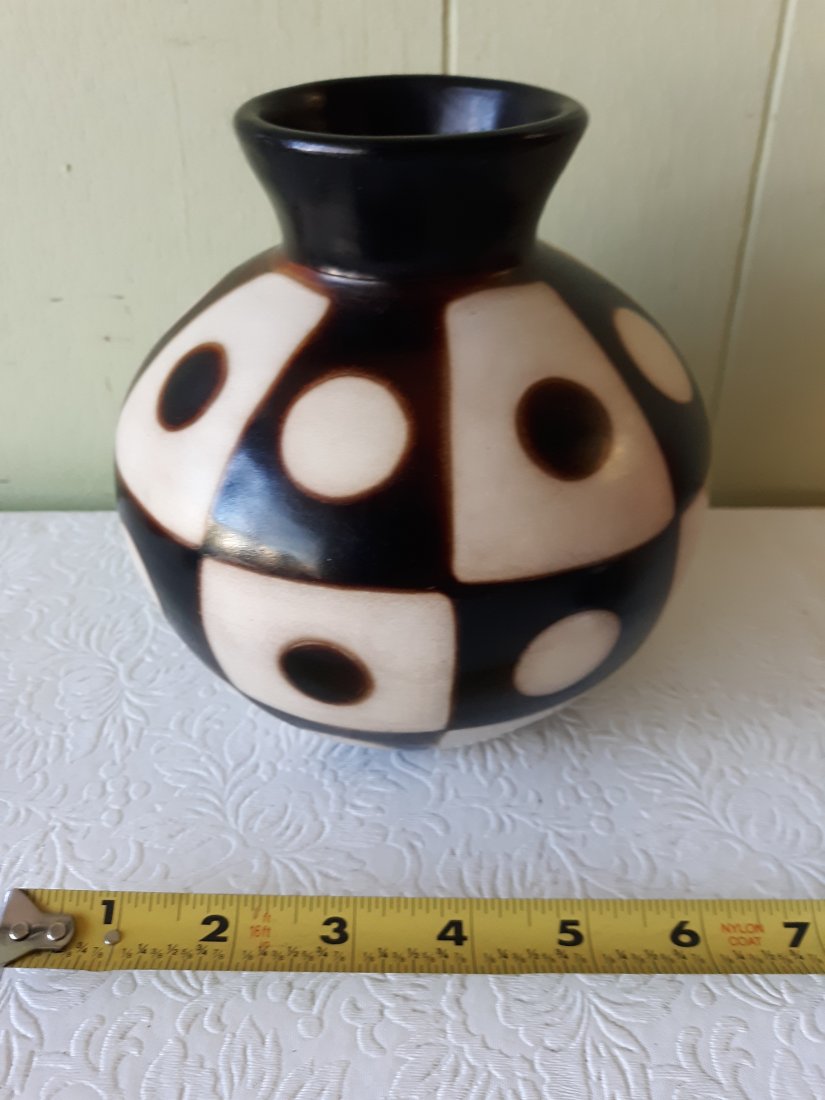 Valeriano Paz Chulucanas Peru Pottery vessel Vase (1 of 3)