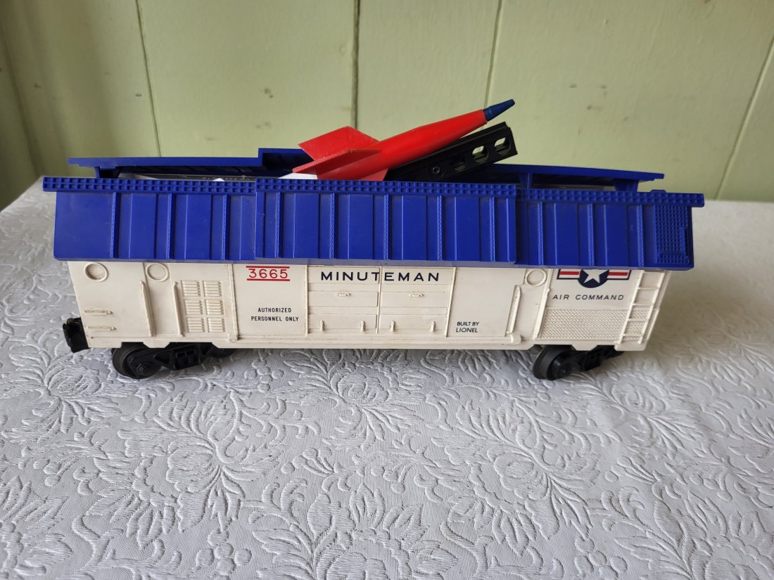 Lionel 3665 o gauge minuteman missle launcher train toy: from estate looks complete but can not get missle to lock back down ?see pics toy train