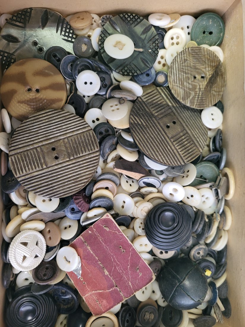 vintage and antique lot of buttons: vintage and antique lot of buttons 7 1/2" x 5 1/2" box seepics all for one bid
