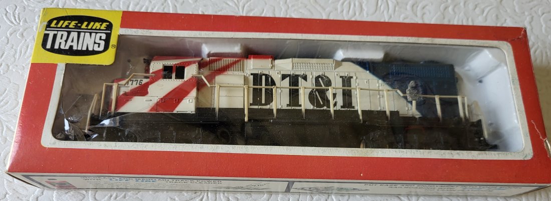vtg life like 08291 gp38-2 diesel loco nm in box #1776: in orig box untested but from advanced estate collection! ho gauge see pics it is nice