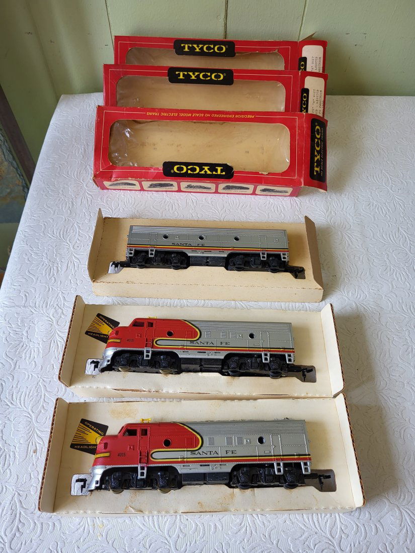 tyco ho sante fe #4015 pair lof loco diesel MIB & car (1 of 4)