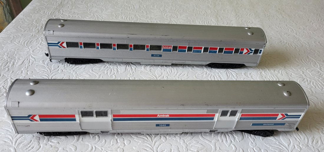 ho toy trains lot of 2 amtrack 1040 & 8039 (1 of 3)