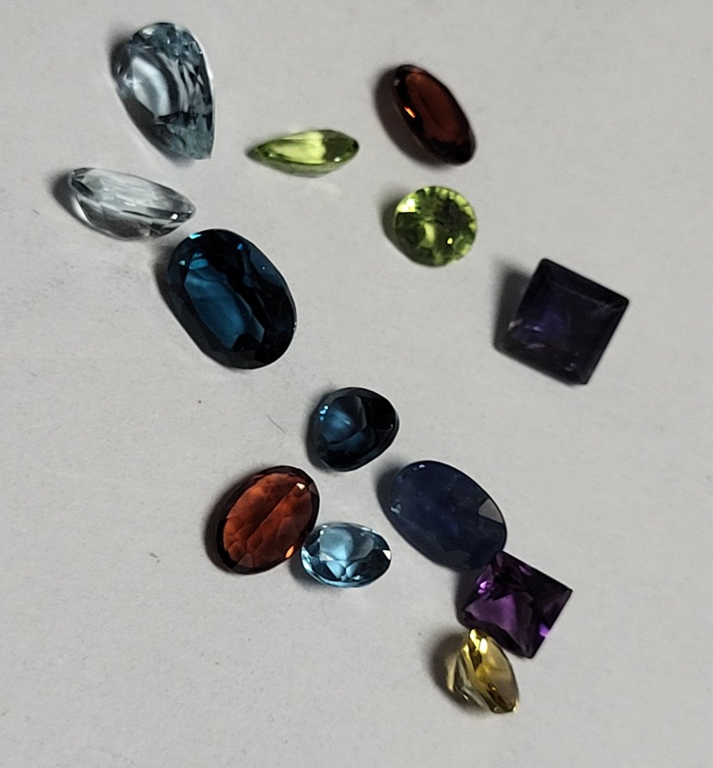 gemstone lot 10.5 carats kuznite, london blue, garnet, peridot ++: 4.5 carat kunzite, ++ check out the pics all pictured for 1 bid unsure if natural or lab created. gemstone lot 10.5 carats kuznite, london blue, garnet, peridot ++ seepics