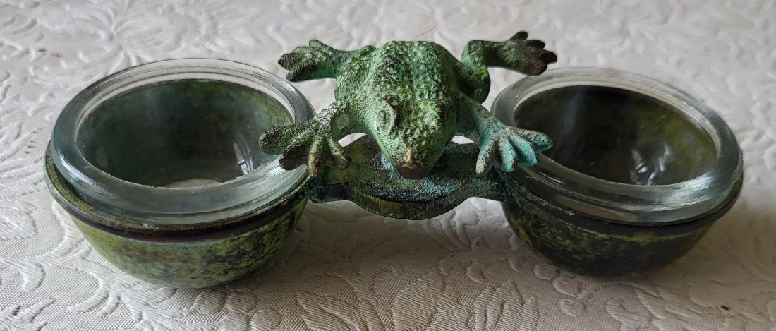 vtg bronzed frog dual inkwells: verdigris patina has glass inserts 5 1/4" long seepics