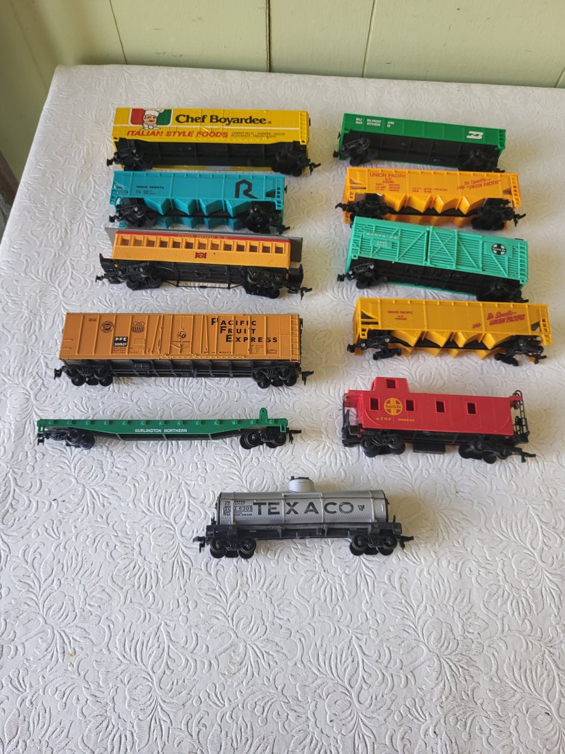 lot of 11 ho toy trins bachmann too! caboose: all 11 forone bid some may be missing a wheel but those are easily to replace seepics