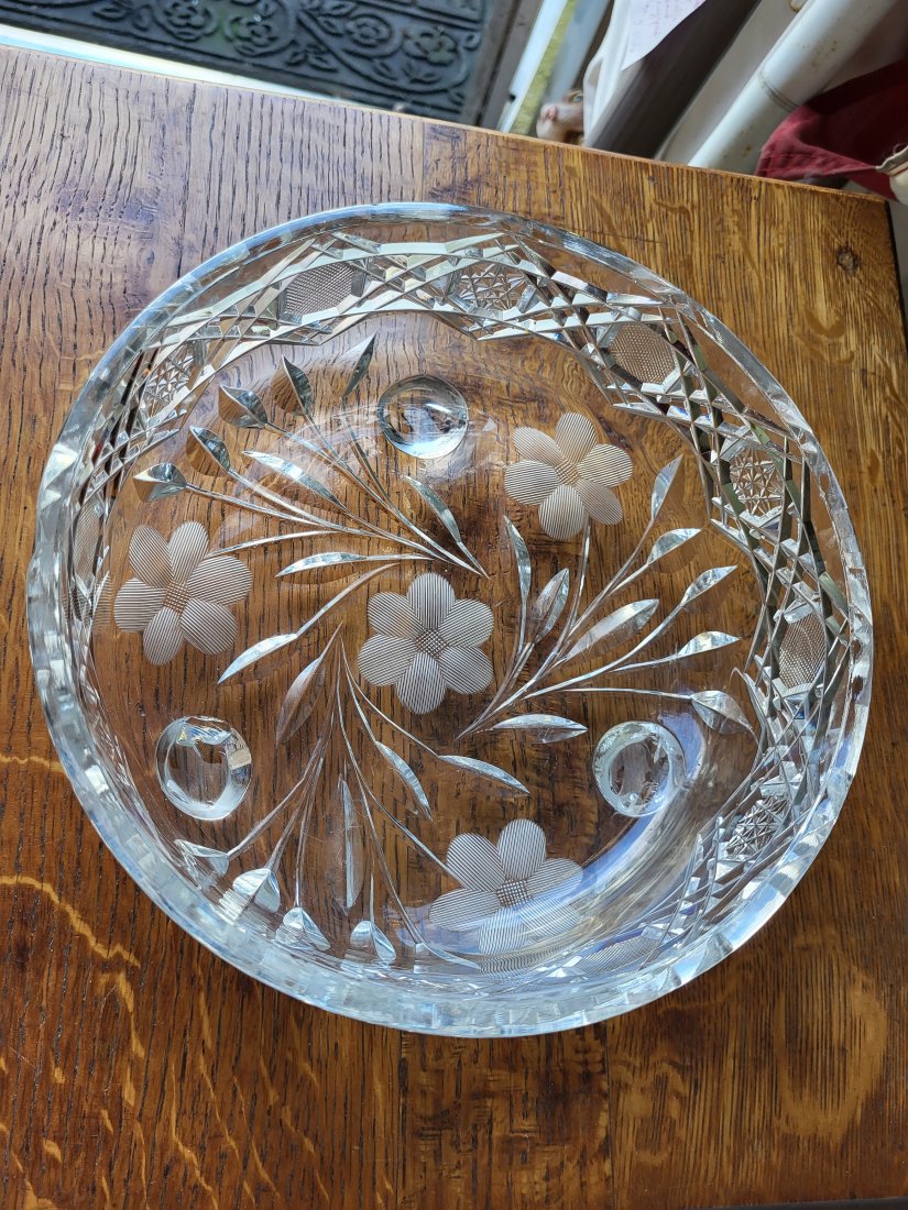ABP Cut glass footed Bowl 7 1/2": tri footed wheel cut bowl gorgeous! 3" tall x 7 1/2" wide see pics