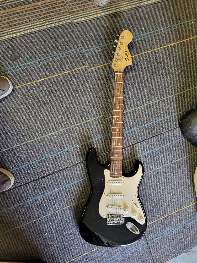 Fender Stratocaster squire electric guitar: from estate no whammy bar or back cover super nice otherwise seepics CY08022076
