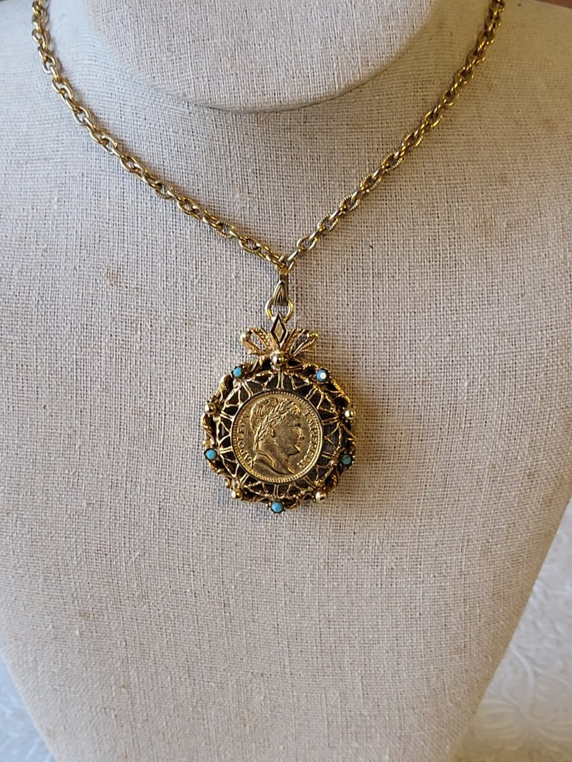 vtg napoleon emperor magnifying necklace Beauty!: 36" long back side has lion & pivoting magnifying glass in very good condition see pics