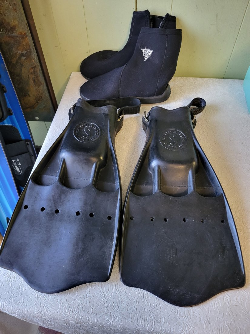scuba pro jet fins & deep sea mens ankle zipper boots: scuba pro jet fins & deep sea mens ankle zipper bootsboth only used in fresh water very clean boots are size 11 see pics