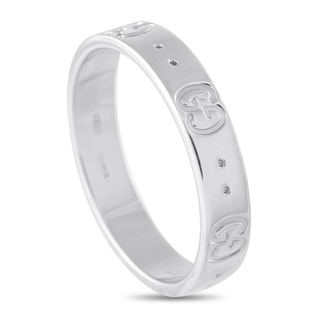 GUCCI ICON 18K WHITE GOLD RING: Designed with a universal appeal, this Gucci Icon ring in 18K white gold suits both men and women with its balanced form and understated presence. This ring features a 5mm band engraved with alternati