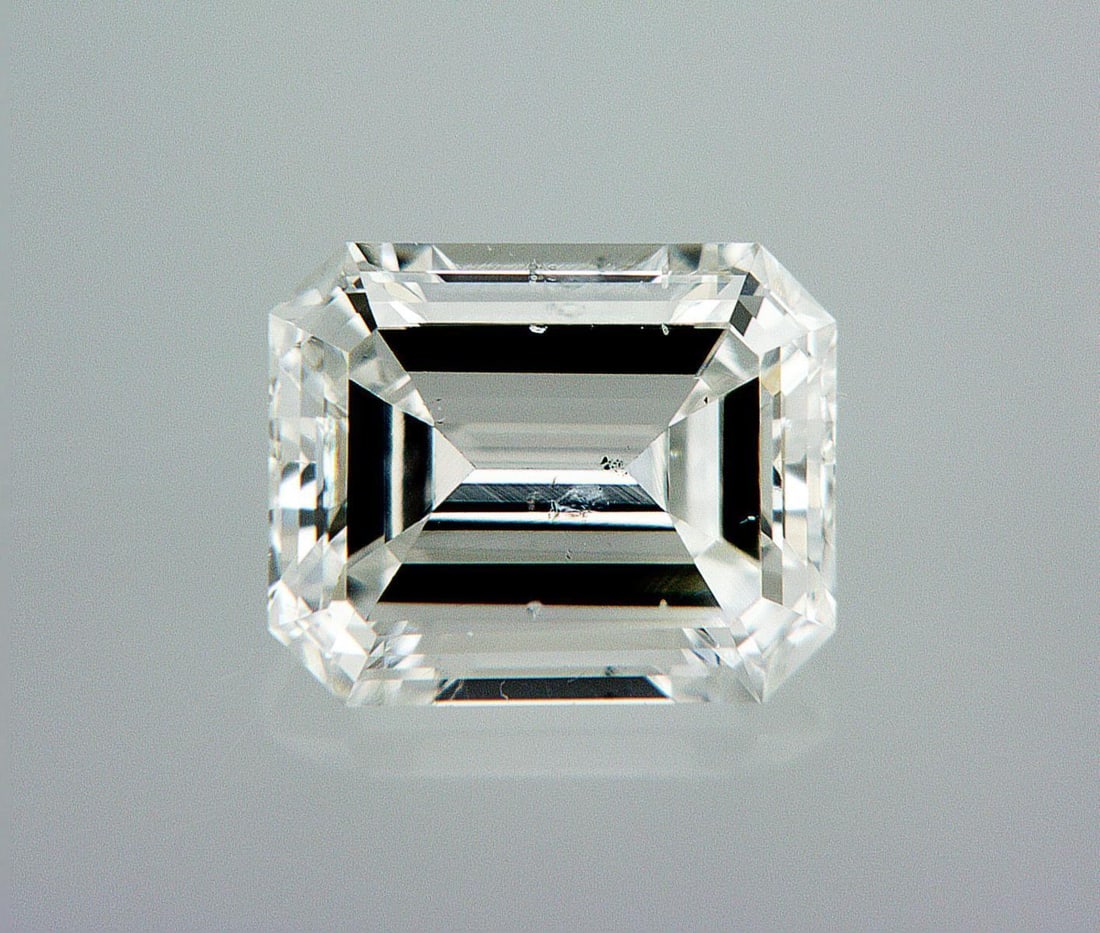Natural 0.8 ct, Color E/SI2 GIA Graded Diamond: Lab/Natural Diamond: Natural Carat Weight: 0.8 Color Grade: E Clarity Grade: SI2 Model: Emerald Cut Fluorescence: None Polish: Good Symmetry: Very Good Size: 6.04 X 4.94 X 3.03 Certificate Number: 238