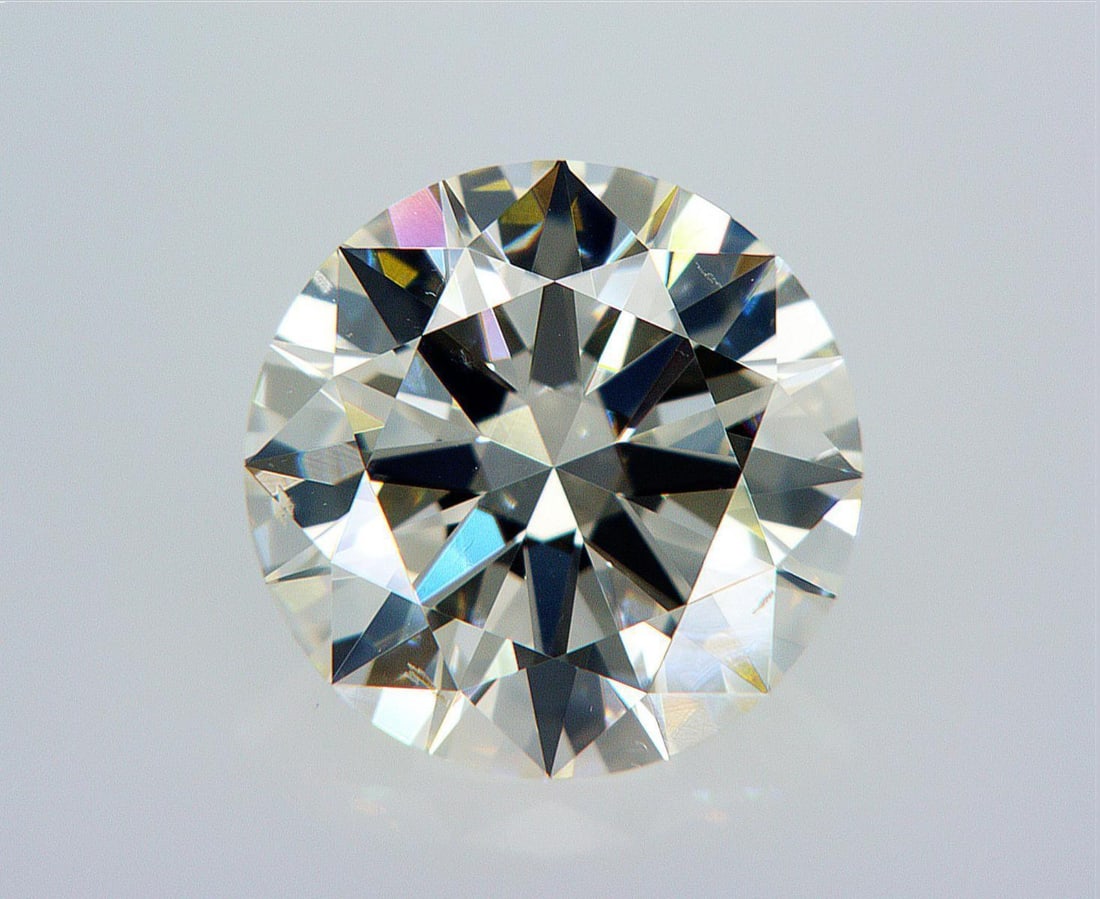 Natural 2.02 ct, Color L/VS2 GIA Graded Diamond: Lab/Natural Diamond: Natural Carat Weight: 2.02 Color Grade: L Clarity Grade: VS2 Model: Round Brilliant Fluorescence: Strong Blue Polish: Excellent Symmetry: Excellent Cut Grade: Excellent Size: 8.26