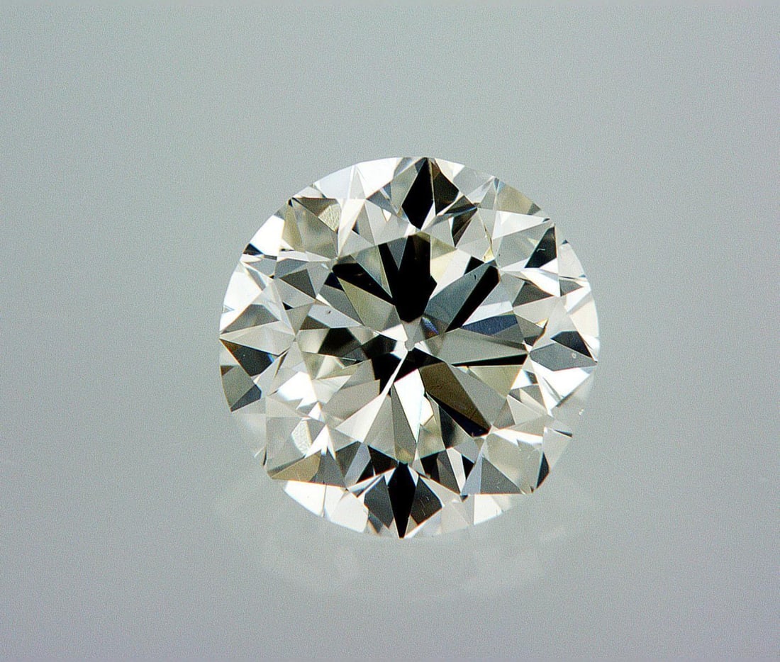 Natural 0.9 ct, Color G/VS1 GIA Graded Diamond: Lab/Natural Diamond: Natural Carat Weight: 0.9 Color Grade: G Clarity Grade: VS1 Model: Round Brilliant Fluorescence: None Polish: Very Good Symmetry: Very Good Cut Grade: Good Size: 6.07 - 6.17 X 3.7
