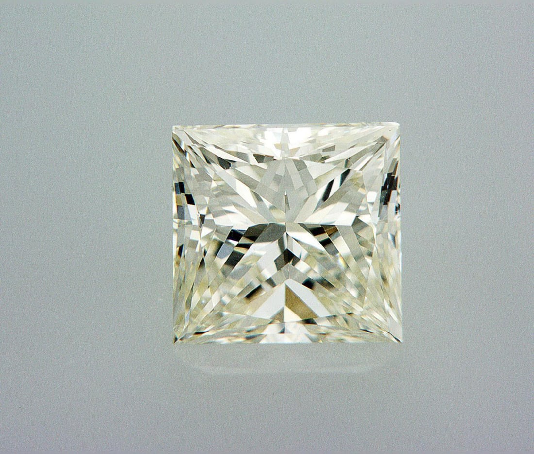 Natural 0.9 ct, Color K/VS1 GIA Graded Diamond: Lab/Natural Diamond: Natural Carat Weight: 0.9 Color Grade: K Clarity Grade: VS1 Model: Square Modified Brilliant Fluorescence: None Polish: Very Good Symmetry: Very Good Size: 5.38 x 5.25 x 3.69 Cert