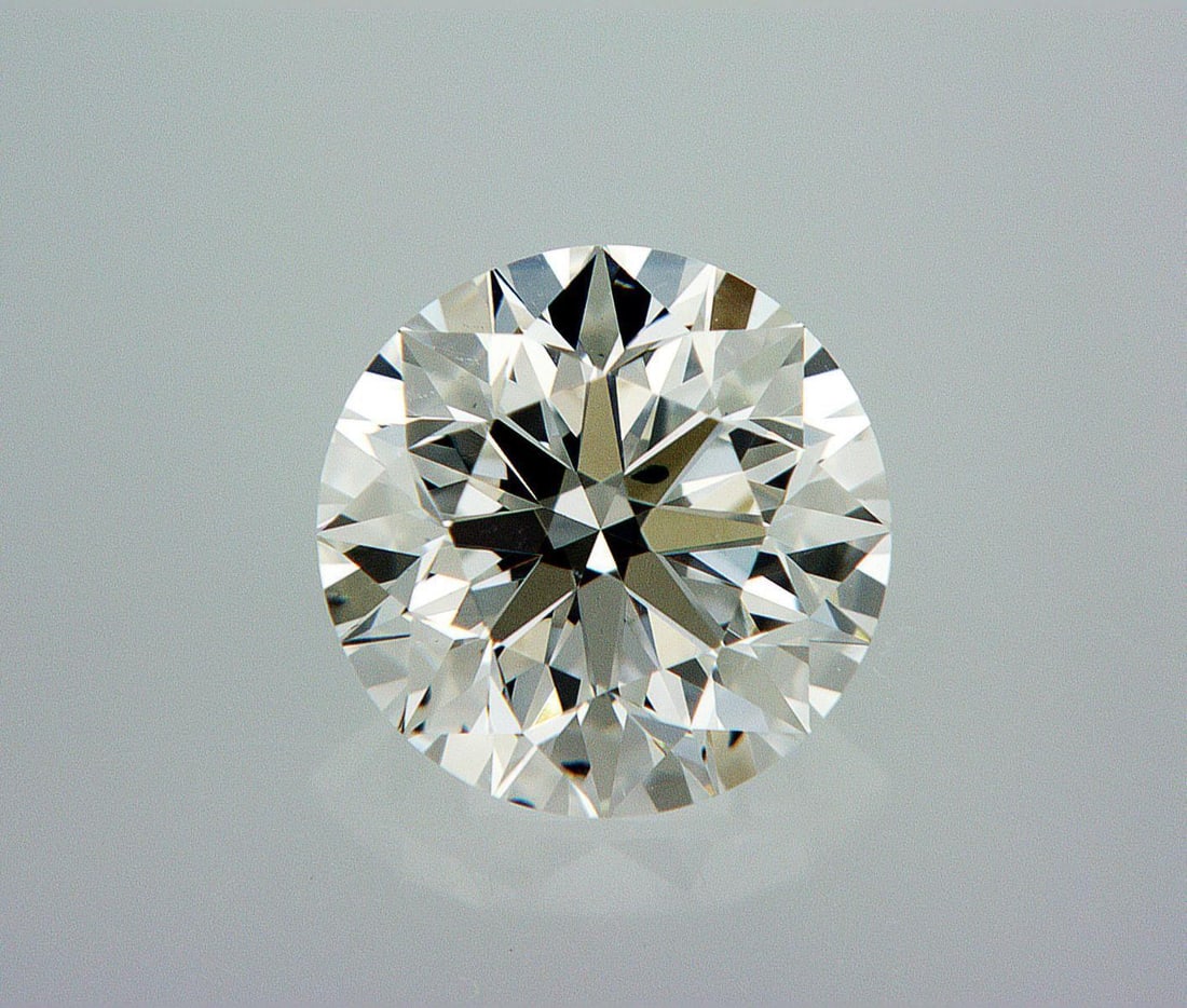 Natural 0.9 ct, Color E/SI1 GIA Graded Diamond: Lab/Natural Diamond: Natural Carat Weight: 0.9 Color Grade: E Clarity Grade: SI1 Model: Round Brilliant Fluorescence: None Polish: Excellent Symmetry: Excellent Cut Grade: Very Good Size: 6.07 - 6.13