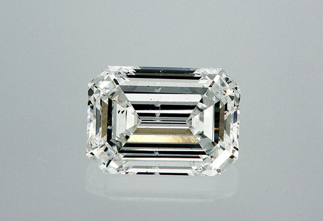 Natural 1.7 ct, Color E/SI1 GIA Graded Diamond: Lab/Natural Diamond: Natural Carat Weight: 1.7 Color Grade: E Clarity Grade: SI1 Model: Emerald Fluorescence: Faint Polish: Excellent Symmetry: Very Good Size: 8.13 x 5.78 x 3.78 Certificate Number: 6