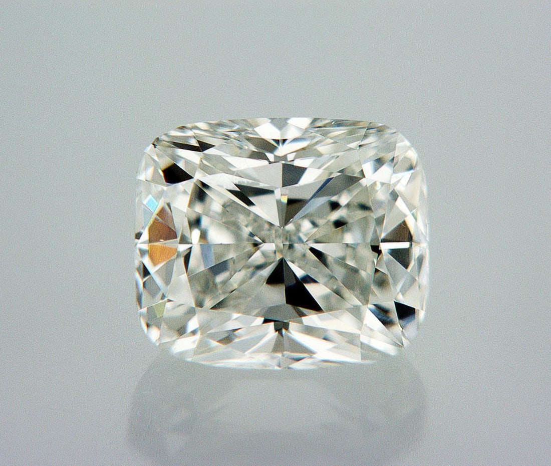 Natural 0.75 ct, Color F/VVS1 GIA Graded Diamond: Lab/Natural Diamond: Natural Carat Weight: 0.75 Color Grade: F Clarity Grade: VVS1 Model: Cushion Modified Brilliant Fluorescence: Medium Blue Polish: Very Good Symmetry: Very Good Size: 5.57 X 4.77 X