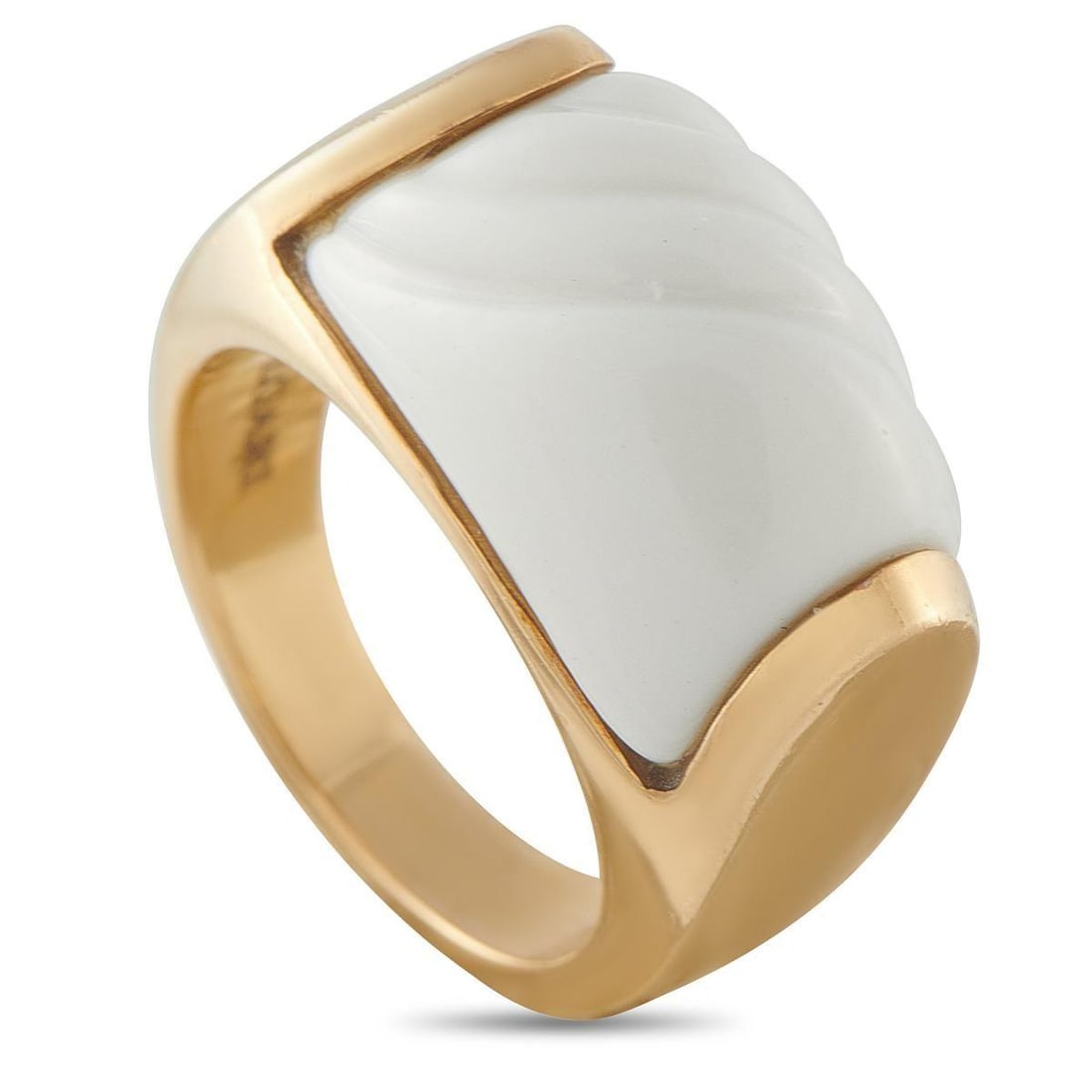 BVLGARI TRONCHETTO 18K YELLOW GOLD WHITE CERAMIC RING: A proof that true luxury lies in simplicity. The clean lines and substantial presence of this Bvlgari Tronchetto ring make an unforgettable statement without saying a word. The yellow gold band with a