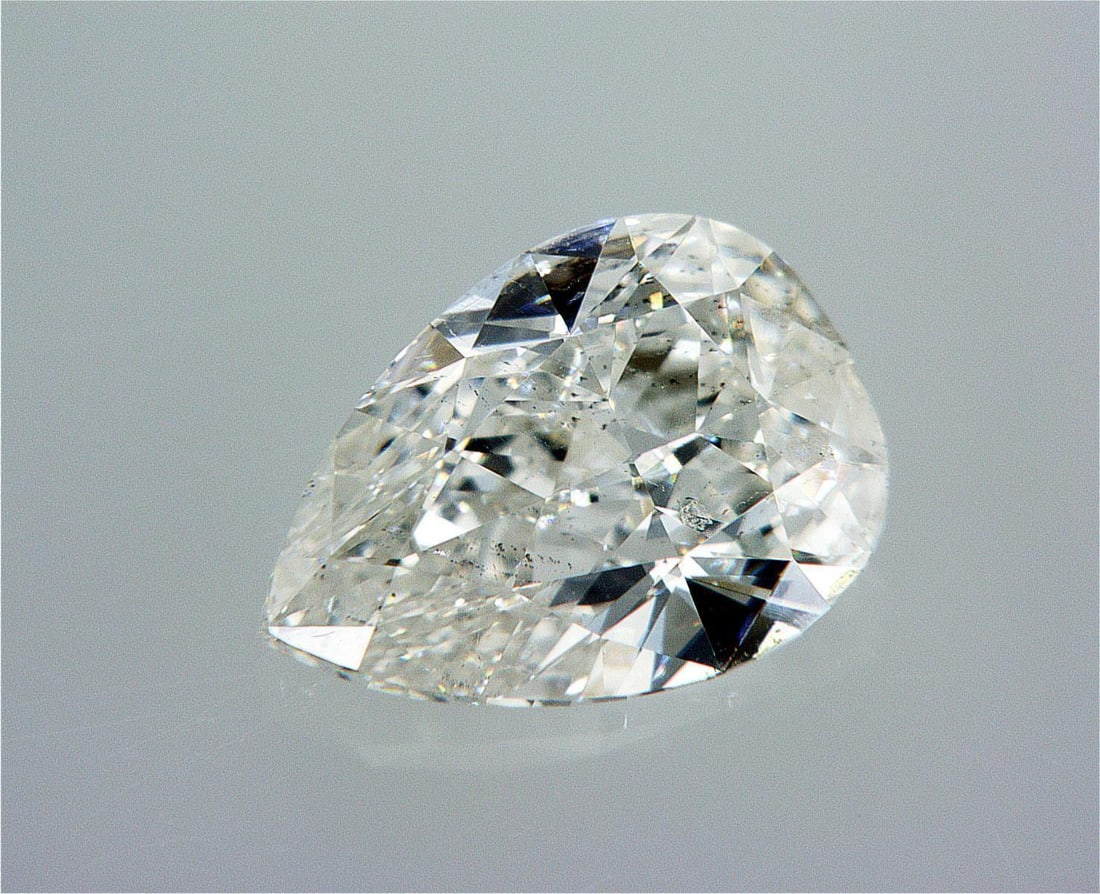 Natural 0.9 ct, Color F/SI2 GIA Graded Diamond: Lab/Natural Diamond: Natural Carat Weight: 0.9 Color Grade: F Clarity Grade: SI2 Model: Pear Brilliant Fluorescence: Faint Polish: Very Good Symmetry: Good Size: 7.96 X 5.69 X 2.85 Certificate Number: