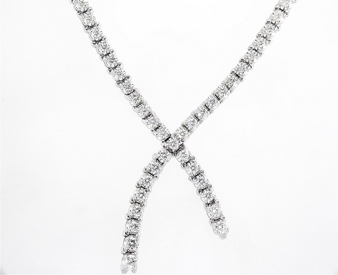 18kt White Gold 6.85ctw Diamond Collar: One 23.83 gr. 18kt White Gold Diamond Collar Jewelry Weight: 23.83Grs Total Diamonds Weight: 6.85Cts Main Stones Description: Quantity: 196 Cut and shape: Round Brilliant Carats Weight: 6.85 Clarity: