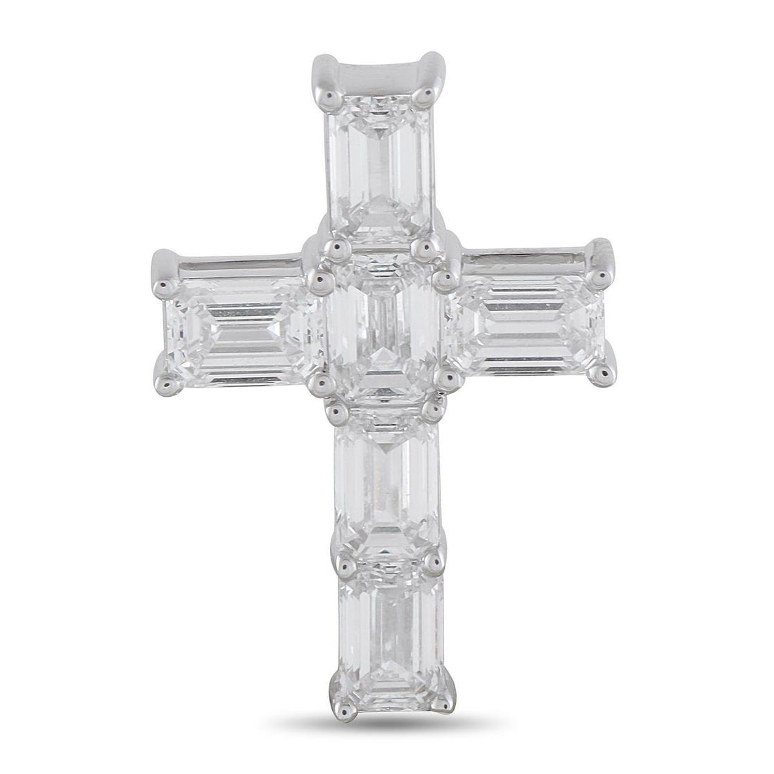 18K WHITE GOLD 3.20CT DIAMOND CROSS PENDANT: This luxury cross pendant is incredibly chic. Set in 18K White Gold, it comes complete with sparkling Diamonds totaling 3.20 carats. Measuring 0.88 long by 0.69 wide, add it to any chain to create a c