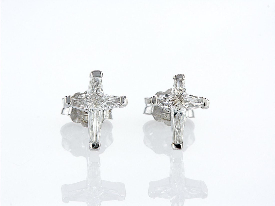18kt White Gold 0.5ctw Diamond Earrings: One pair of 18k white gold earrings (750 stamped), each set with four natural diamonds. Jewelry Weight: 1.27Grs Total Diamonds Weight: 0.5Cts Main Stones Description: Quantity: 8 Cut and shape: Noble