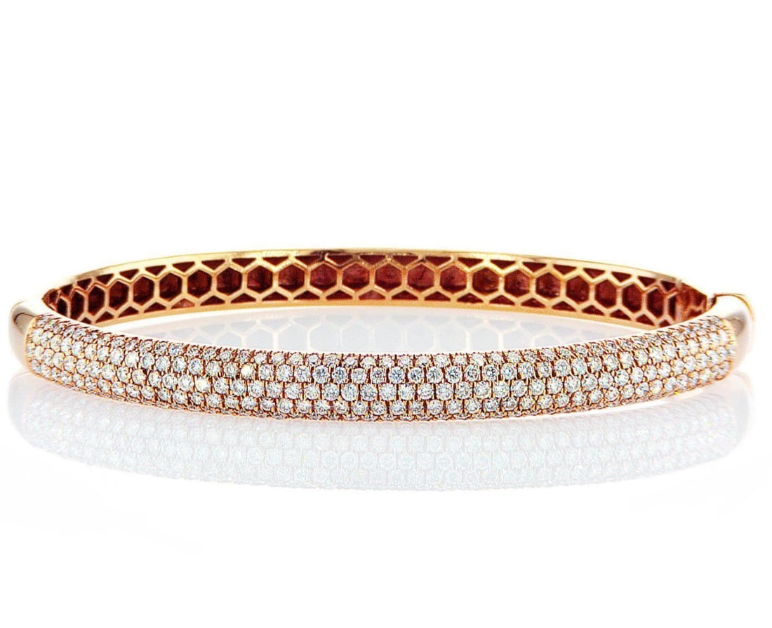 18kt White Gold 2.3ctw Diamond Bangle: Jewelry Description Description: One 18k white gold bangle, set with lab grown diamonds. Jewelry Weight: 22.69 Grs Total Diamonds Weight: 2.3 Cts Precious Metal: 18kt White Gold Certificate Number: DS