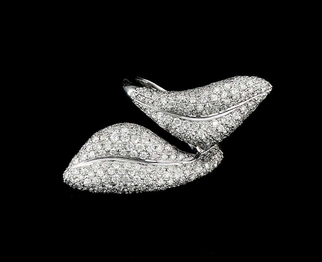 18kt White Gold 2.6ctw Diamond Ring: One 18k white gold ring (750 stamped), set with natural diamonds. Jewelry Weight: 15Grs Total Diamonds Weight: 2.6Cts Main Stones Description: Cut and shape: Round Carats Weight: 2.6 Clarity: VS Color