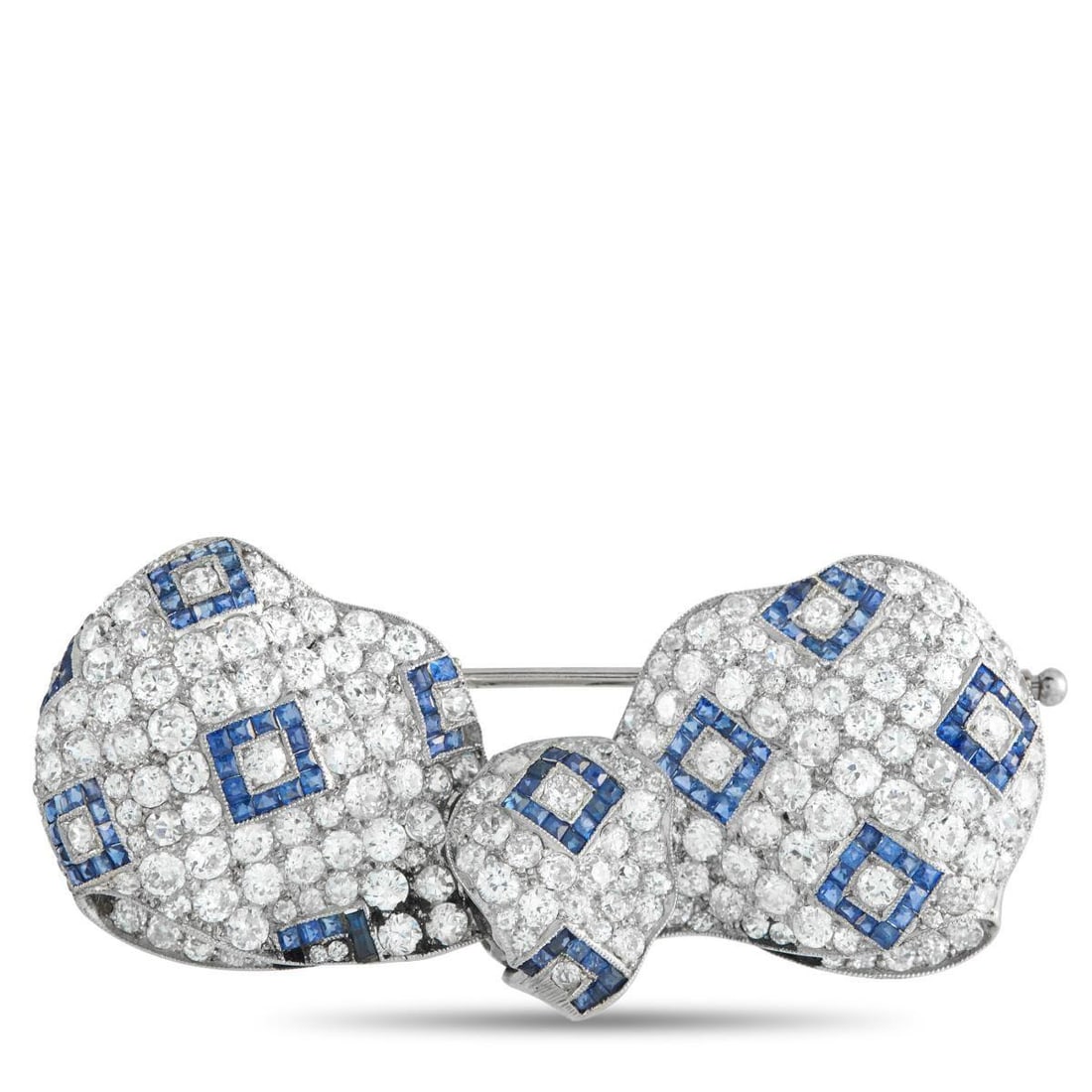 18K YELLOW GOLD AND PLATINUM 5.0CT DIAMOND AND SAPPHIRE ART DECO BROOCH: This Art Deco bow brooch is a fine example of high-jewelry artistry. A mosaic of brilliant diamonds encrusts the entire surface, while sapphires arranged in concentric diamond shapes provide a