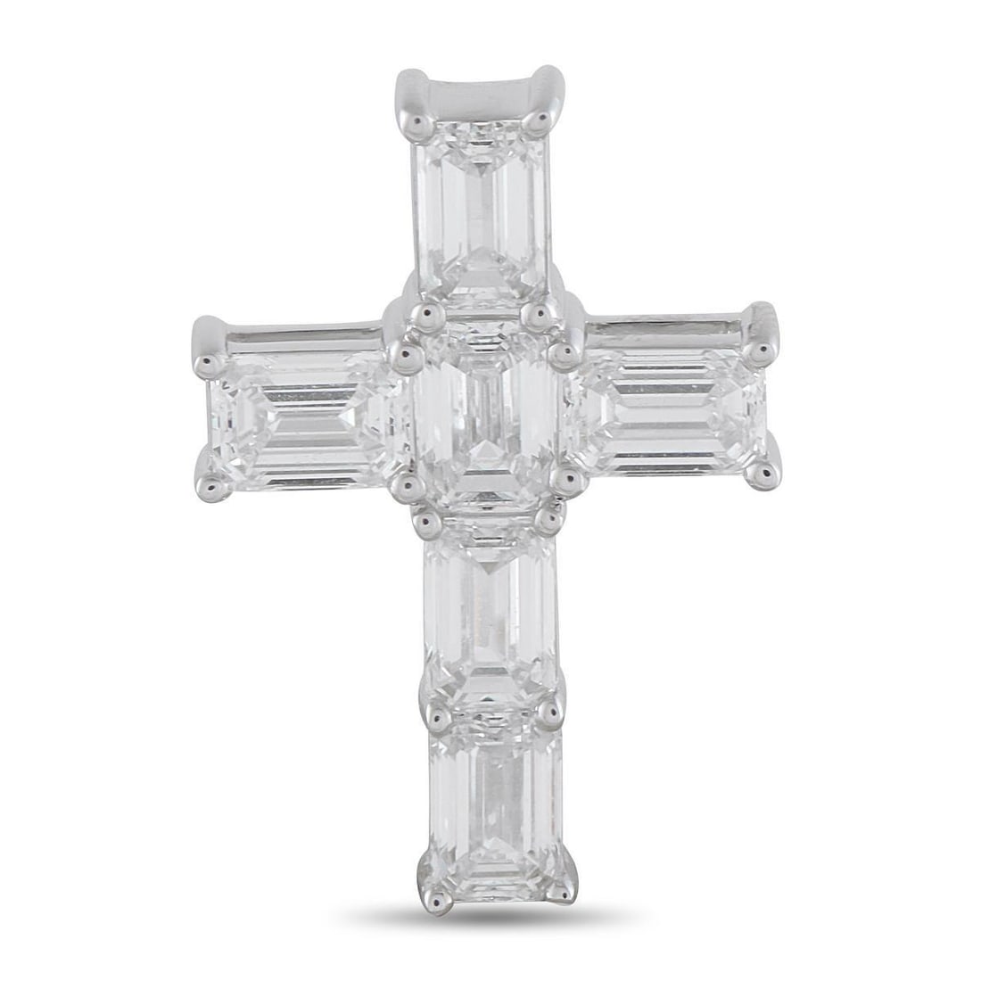 18K WHITE GOLD 3.20CT DIAMOND CROSS PENDANT: This luxury cross pendant is incredibly chic. Set in 18K White Gold, it comes complete with sparkling Diamonds totaling 3.20 carats. Measuring 0.88 long by 0.69 wide, add it to any chain to create a c