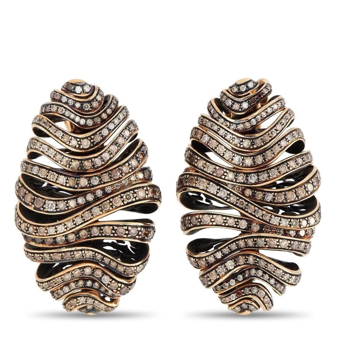 DE GRISOGONO 18K ROSE GOLD 7.42 CT DIAMOND EARRINGS: A bold, artistic sense of style makes these De Grisigono earrings truly extraordinary. A creative setting crafted from 18K Rose Gold comes to life thanks to the stunning array of diamonds totaling