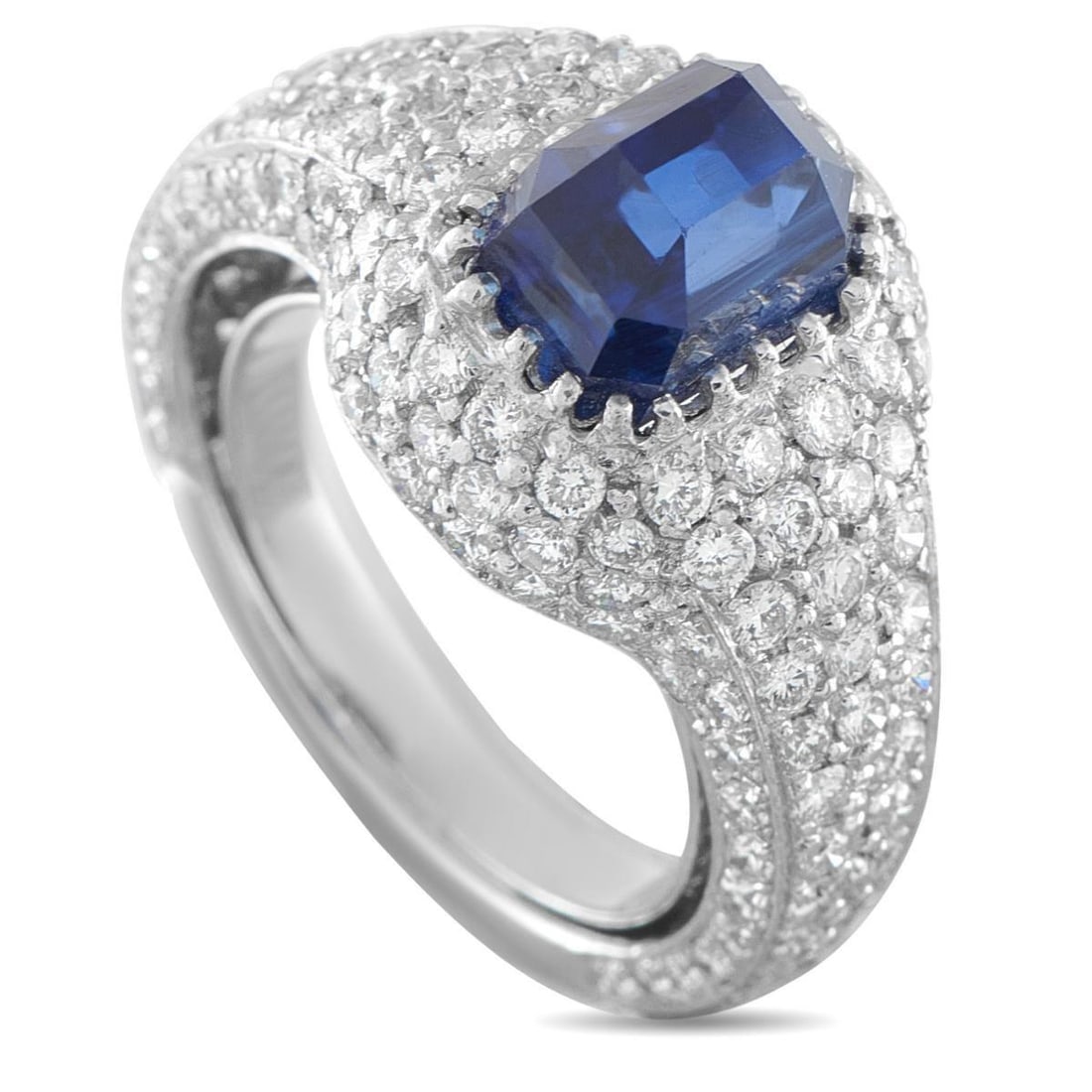 18K WHITE GOLD 2.10CT DIAMOND AND SAPPHIRE RING: In this white gold ring, the 4.07 carat sugarloaf sapphire sits high within a crown of prongs. Its deep royal blue tone shifts from deep navy at the base to flashes of bright cobalt across the angled