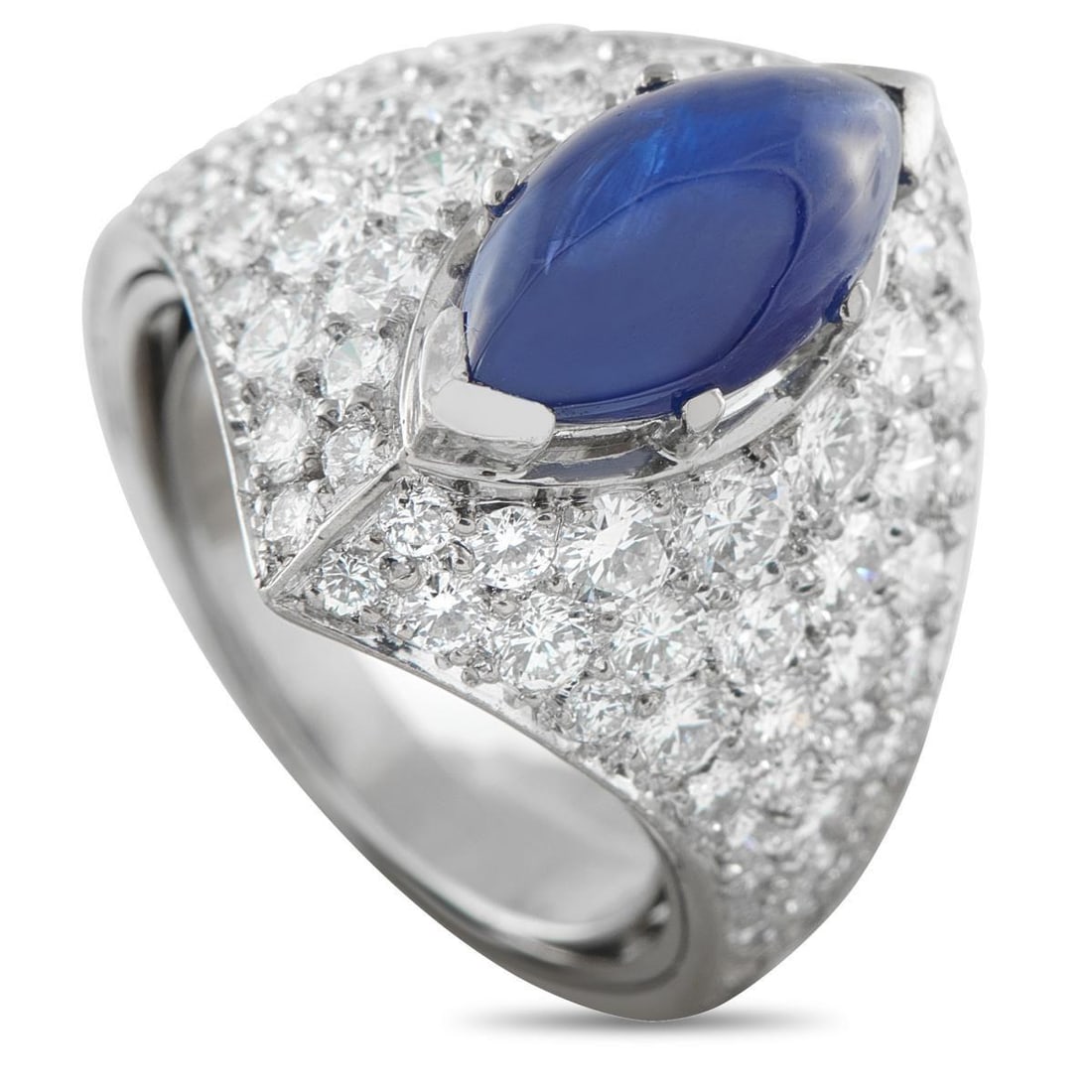 18K WHITE GOLD 2.59CT DIAMOND AND SAPPHIRE RING: Reminiscent of the bold silhouettes of the 1960s, this ring plays with volume and vertices. The 10mm top height creates a striking 'skylight' effect, elevating the 4.0 carat marquise-cut sapphire cabo