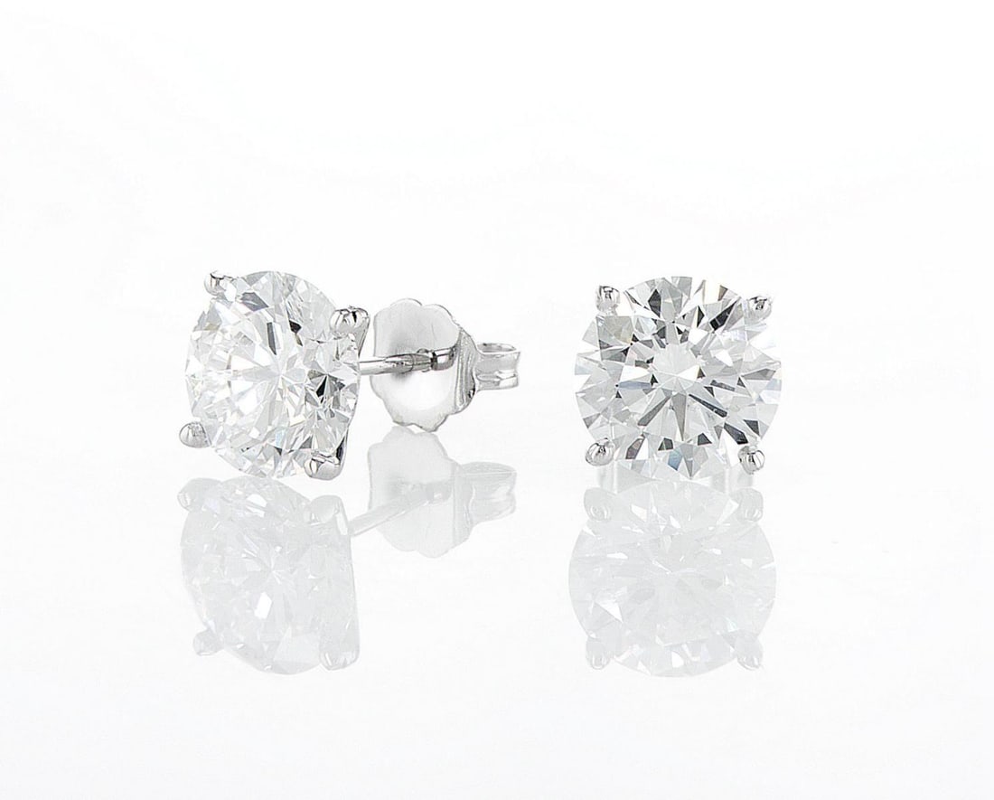 14kt White Gold 2.09ctw Diamond Earrings: Jewelry Description Description: One 14k white gold earrings, set with lab grown diamonds. Jewelry Weight: 1.82 Grs Total Diamonds Weight: 2.09 Cts Precious Metal: 14kt White Gold Certificate Number: 
