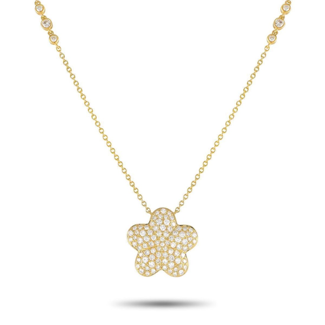 18K YELLOW GOLD 1.25CT DIAMOND NECKLACE: This exquisitely crafted necklace will continually captivate. Diamonds with a total weight of 1.25 carats accent the 18 chain as well as the flower-shaped pendant at the center of the design. Crafted 