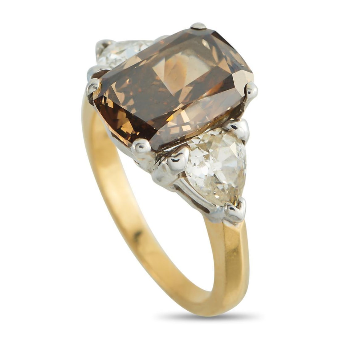 14K YELLOW GOLD 5.70CT DIAMOND RING: Stunning colors and textures make this ring a unique piece that will continually capture your imagination. The 4.70 carat Cognac Diamond center stone serves as a stunning focal point, while
