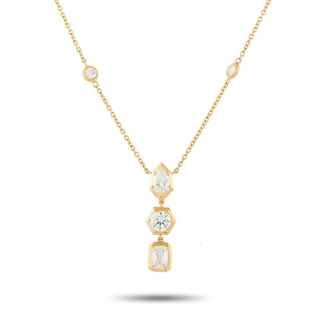 18K YELLOW GOLD 2.75CT DIAMOND NECKLACE: This luxury necklace is ideal for any occasion. A 1.85 carat Diamond shines brightly from its place within the central pendant, while additional Diamond accents totaling 0.90 carats provide plenty of
